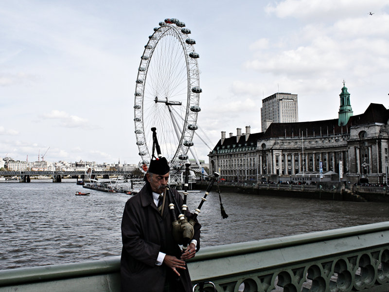 Bagpipes Over London Eye